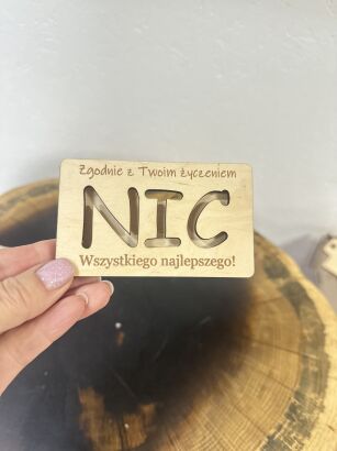 Drewniane pudełko koperta na pieniądze „NIC”